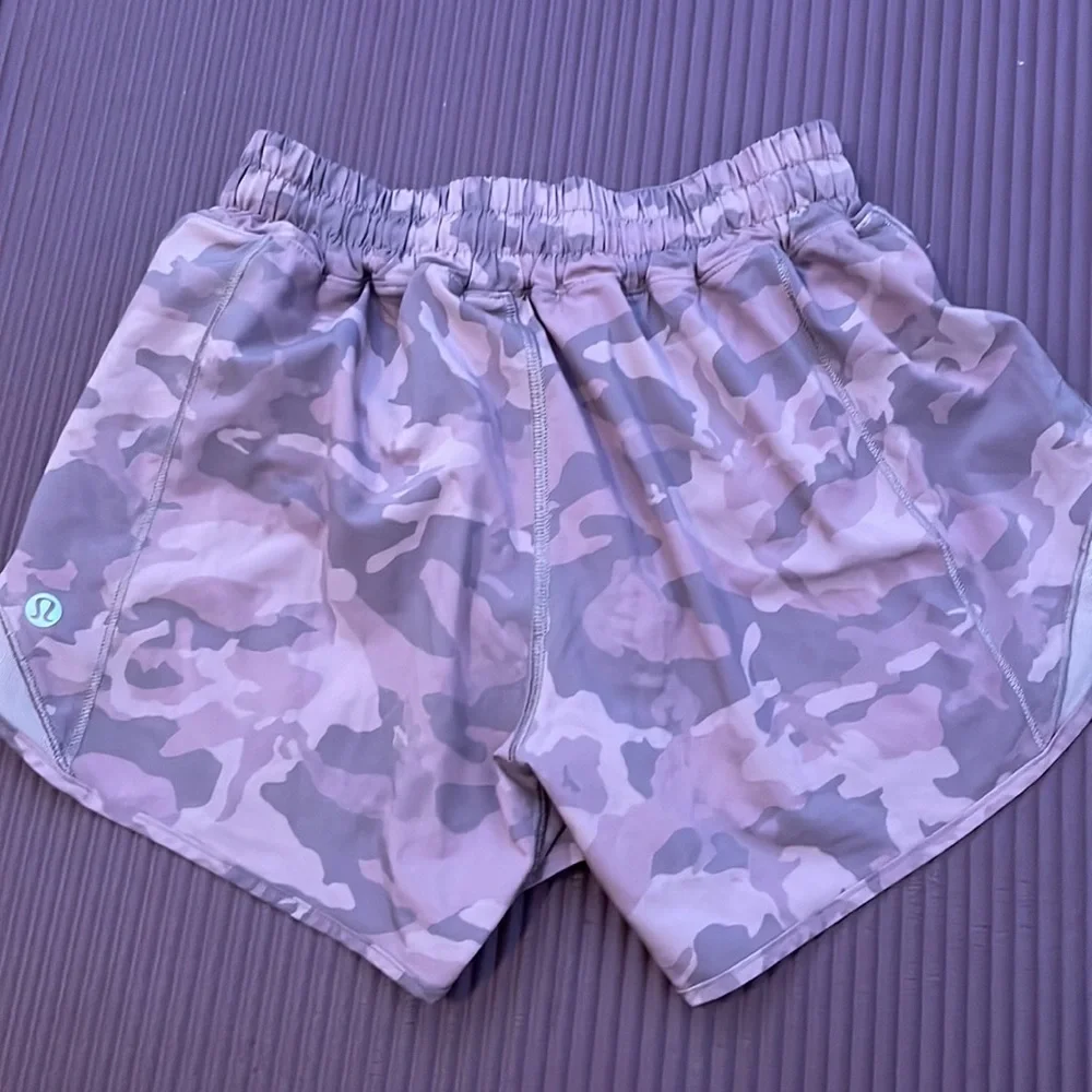 Lululemon Tall Low Rise Hotty Hots 4 inch in purple camo - Picture 3 of 4
